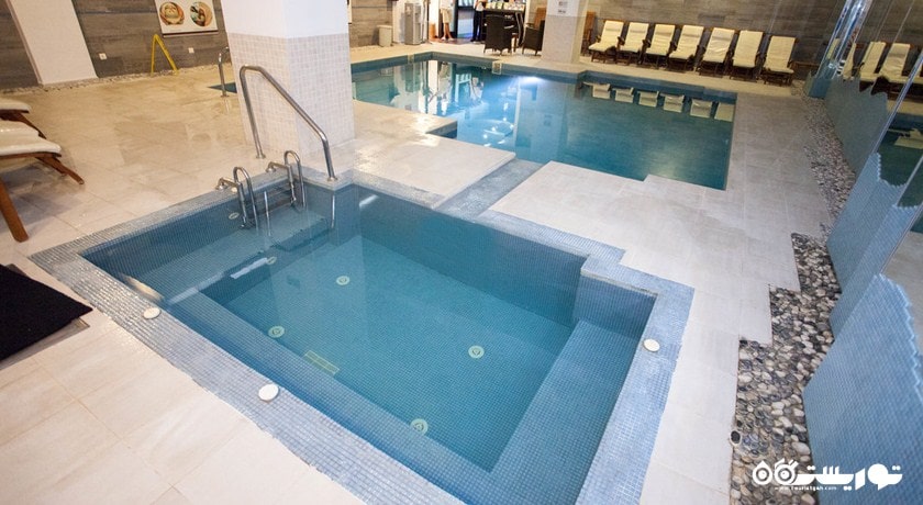 استخر سرپوشیده هتل کرومار